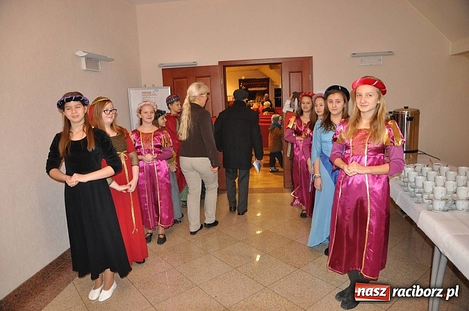 Zdjęcie w galerii na portalu naszraciborz.pl: Starodawnym zwyczajem św. Mikołaj wjechał konno na raciborski zamek wiadomości z regionu