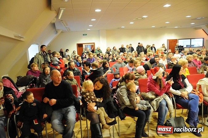 Zdjęcie w galerii na portalu naszraciborz.pl: Starodawnym zwyczajem św. Mikołaj wjechał konno na raciborski zamek wiadomości z regionu