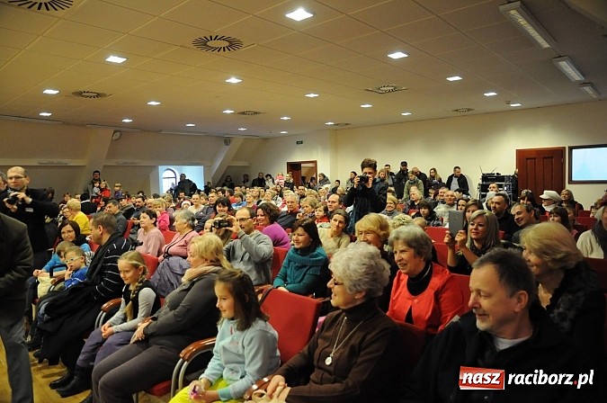 Zdjęcie w galerii na portalu naszraciborz.pl: Starodawnym zwyczajem św. Mikołaj wjechał konno na raciborski zamek wiadomości z regionu