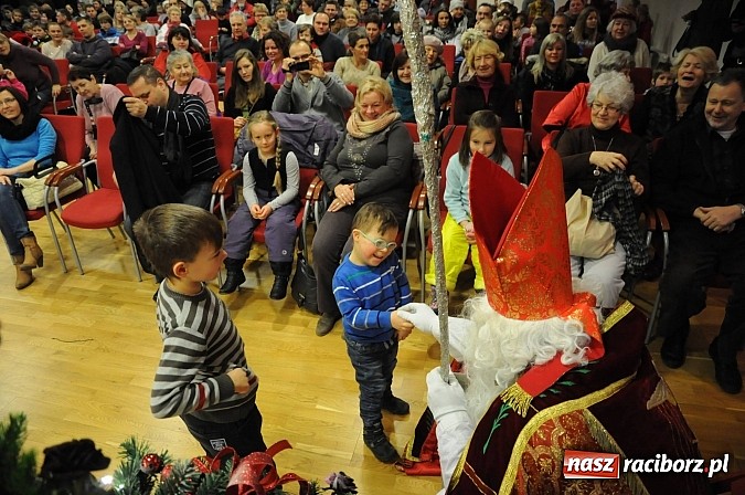 Zdjęcie w galerii na portalu naszraciborz.pl: Starodawnym zwyczajem św. Mikołaj wjechał konno na raciborski zamek wiadomości z regionu