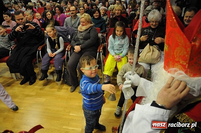 Zdjęcie w galerii na portalu naszraciborz.pl: Starodawnym zwyczajem św. Mikołaj wjechał konno na raciborski zamek wiadomości z regionu