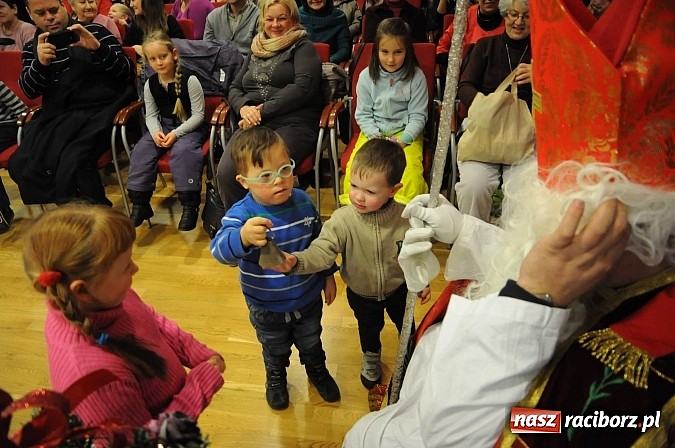 Zdjęcie w galerii na portalu naszraciborz.pl: Starodawnym zwyczajem św. Mikołaj wjechał konno na raciborski zamek wiadomości z regionu