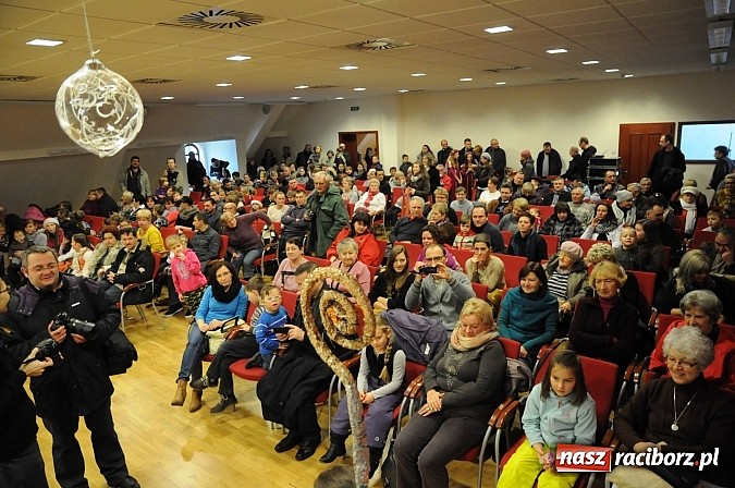 Zdjęcie w galerii na portalu naszraciborz.pl: Starodawnym zwyczajem św. Mikołaj wjechał konno na raciborski zamek wiadomości z regionu