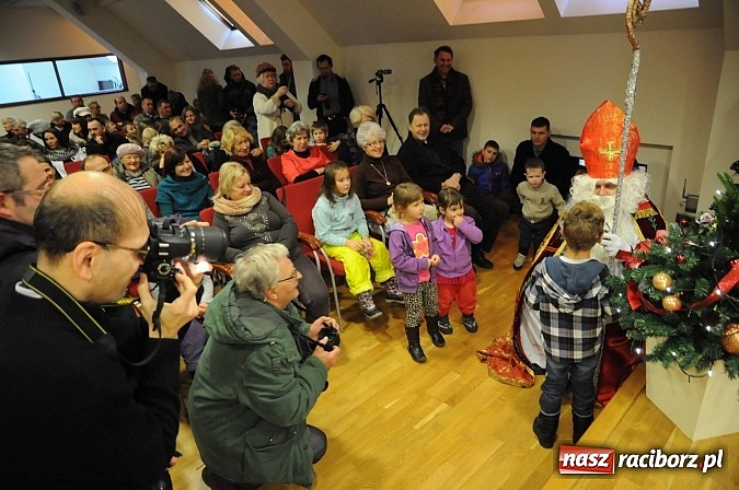 Zdjęcie w galerii na portalu naszraciborz.pl: Starodawnym zwyczajem św. Mikołaj wjechał konno na raciborski zamek wiadomości z regionu