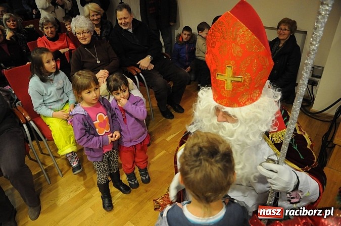 Zdjęcie w galerii na portalu naszraciborz.pl: Starodawnym zwyczajem św. Mikołaj wjechał konno na raciborski zamek wiadomości z regionu