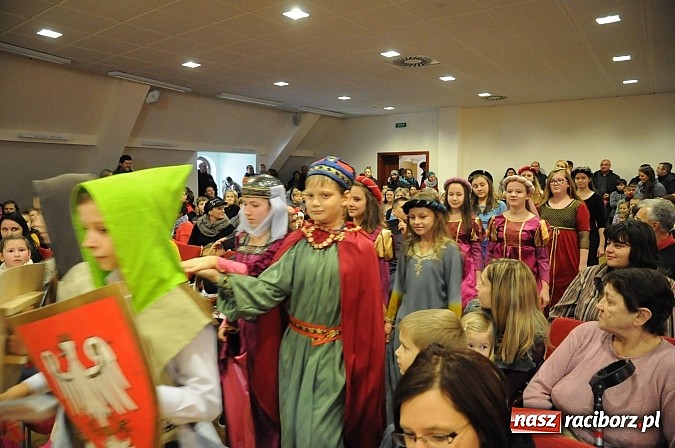 Zdjęcie w galerii na portalu naszraciborz.pl: Starodawnym zwyczajem św. Mikołaj wjechał konno na raciborski zamek wiadomości z regionu