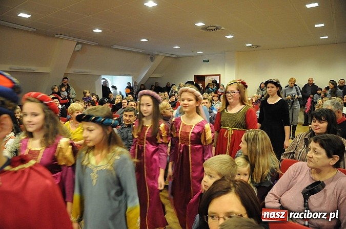 Zdjęcie w galerii na portalu naszraciborz.pl: Starodawnym zwyczajem św. Mikołaj wjechał konno na raciborski zamek wiadomości z regionu