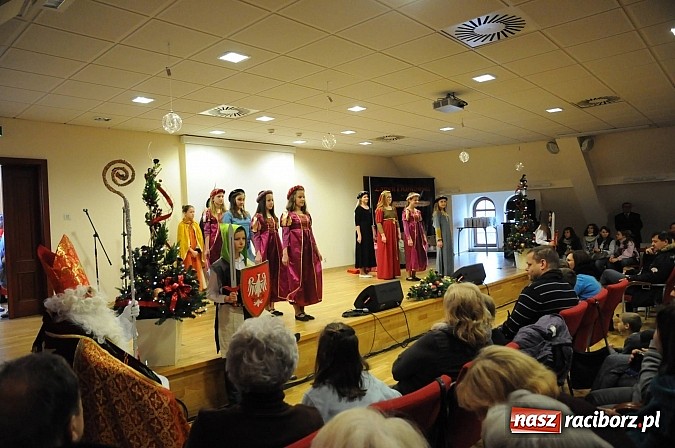 Zdjęcie w galerii na portalu naszraciborz.pl: Starodawnym zwyczajem św. Mikołaj wjechał konno na raciborski zamek wiadomości z regionu