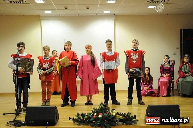 Zdjęcie w galerii na portalu naszraciborz.pl: Starodawnym zwyczajem św. Mikołaj wjechał konno na raciborski zamek wiadomości z regionu