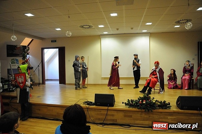 Zdjęcie w galerii na portalu naszraciborz.pl: Starodawnym zwyczajem św. Mikołaj wjechał konno na raciborski zamek wiadomości z regionu