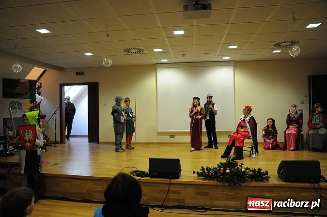 Zdjęcie w galerii na portalu naszraciborz.pl: Starodawnym zwyczajem św. Mikołaj wjechał konno na raciborski zamek wiadomości z regionu