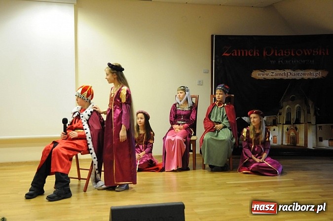 Zdjęcie w galerii na portalu naszraciborz.pl: Starodawnym zwyczajem św. Mikołaj wjechał konno na raciborski zamek wiadomości z regionu