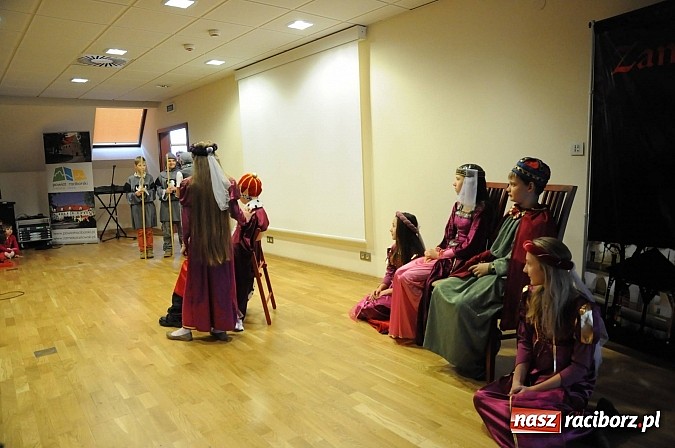 Zdjęcie w galerii na portalu naszraciborz.pl: Starodawnym zwyczajem św. Mikołaj wjechał konno na raciborski zamek wiadomości z regionu