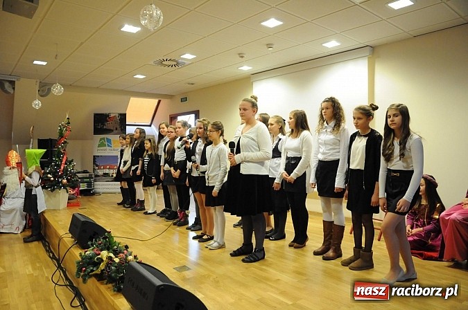 Zdjęcie w galerii na portalu naszraciborz.pl: Starodawnym zwyczajem św. Mikołaj wjechał konno na raciborski zamek wiadomości z regionu