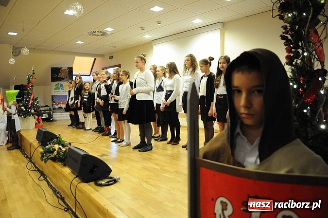 Zdjęcie w galerii na portalu naszraciborz.pl: Starodawnym zwyczajem św. Mikołaj wjechał konno na raciborski zamek wiadomości z regionu