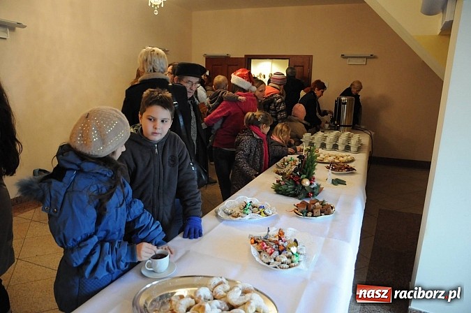 Zdjęcie w galerii na portalu naszraciborz.pl: Starodawnym zwyczajem św. Mikołaj wjechał konno na raciborski zamek wiadomości z regionu