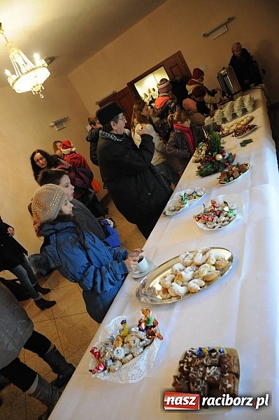 Zdjęcie w galerii na portalu naszraciborz.pl: Starodawnym zwyczajem św. Mikołaj wjechał konno na raciborski zamek wiadomości z regionu