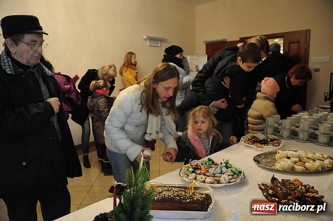 Zdjęcie w galerii na portalu naszraciborz.pl: Starodawnym zwyczajem św. Mikołaj wjechał konno na raciborski zamek wiadomości z regionu
