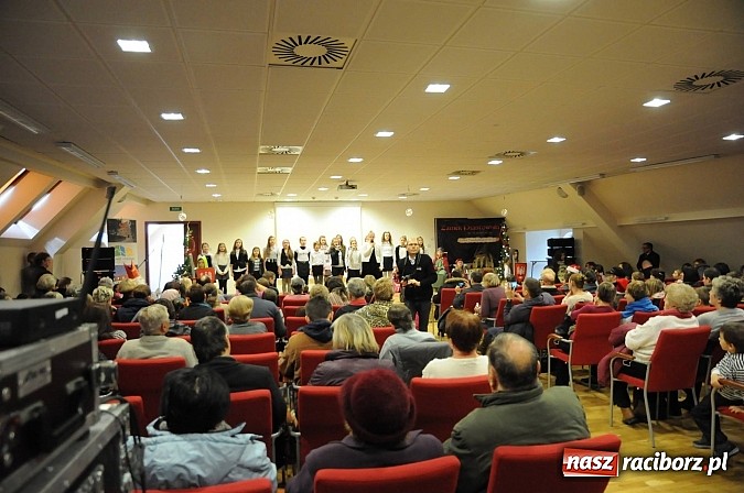 Zdjęcie w galerii na portalu naszraciborz.pl: Starodawnym zwyczajem św. Mikołaj wjechał konno na raciborski zamek wiadomości z regionu