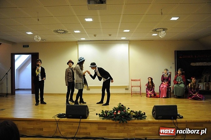 Zdjęcie w galerii na portalu naszraciborz.pl: Starodawnym zwyczajem św. Mikołaj wjechał konno na raciborski zamek wiadomości z regionu