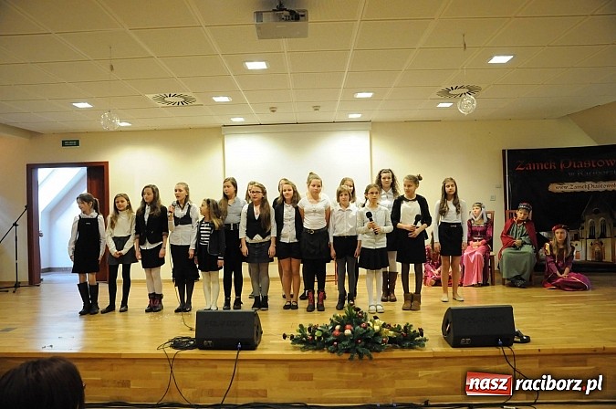 Zdjęcie w galerii na portalu naszraciborz.pl: Starodawnym zwyczajem św. Mikołaj wjechał konno na raciborski zamek wiadomości z regionu