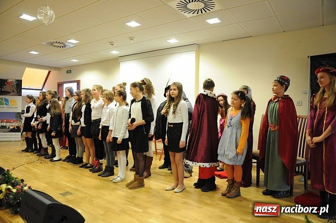 Zdjęcie w galerii na portalu naszraciborz.pl: Starodawnym zwyczajem św. Mikołaj wjechał konno na raciborski zamek wiadomości z regionu