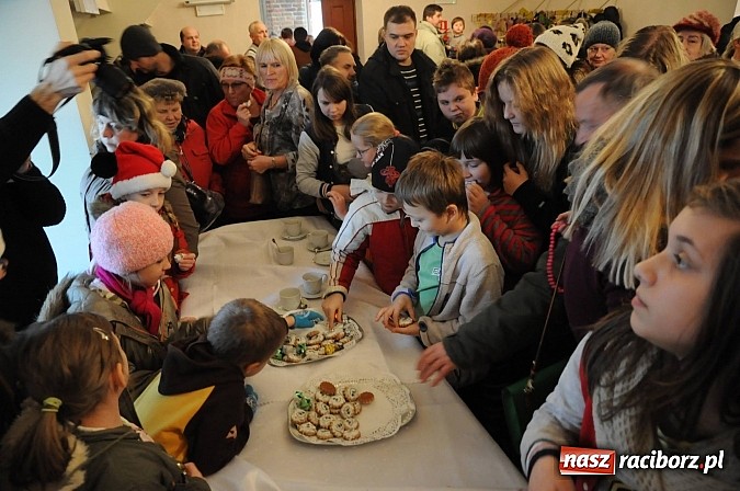 Zdjęcie w galerii na portalu naszraciborz.pl: Starodawnym zwyczajem św. Mikołaj wjechał konno na raciborski zamek wiadomości z regionu