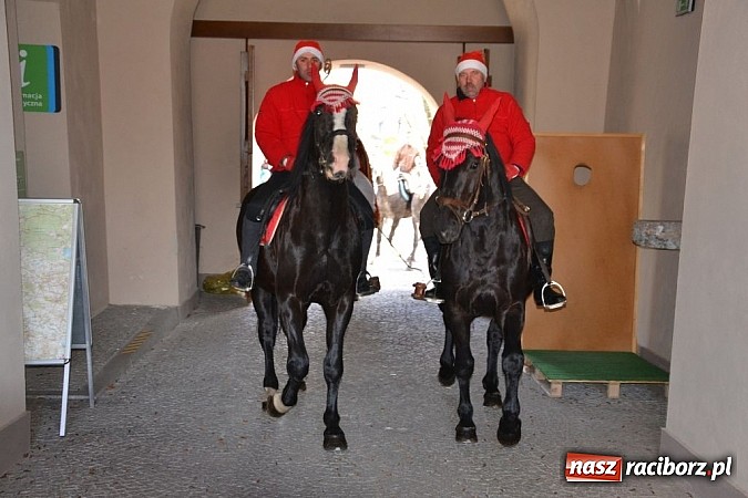 Zdjęcie w galerii na portalu naszraciborz.pl: Starodawnym zwyczajem św. Mikołaj wjechał konno na raciborski zamek wiadomości z regionu