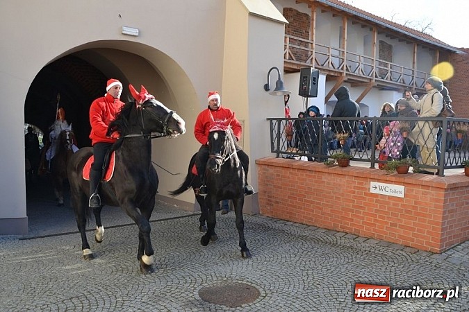 Zdjęcie w galerii na portalu naszraciborz.pl: Starodawnym zwyczajem św. Mikołaj wjechał konno na raciborski zamek wiadomości z regionu
