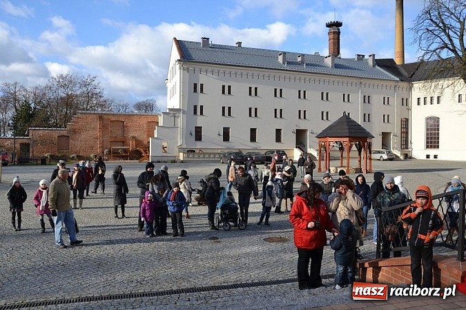 Zdjęcie w galerii na portalu naszraciborz.pl: Starodawnym zwyczajem św. Mikołaj wjechał konno na raciborski zamek wiadomości z regionu