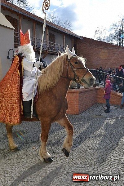 Zdjęcie w galerii na portalu naszraciborz.pl: Starodawnym zwyczajem św. Mikołaj wjechał konno na raciborski zamek wiadomości z regionu