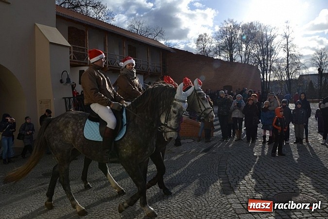Zdjęcie w galerii na portalu naszraciborz.pl: Starodawnym zwyczajem św. Mikołaj wjechał konno na raciborski zamek wiadomości z regionu
