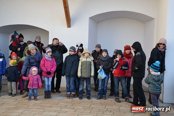 Zdjęcie w galerii na portalu naszraciborz.pl: Starodawnym zwyczajem św. Mikołaj wjechał konno na raciborski zamek wiadomości z regionu
