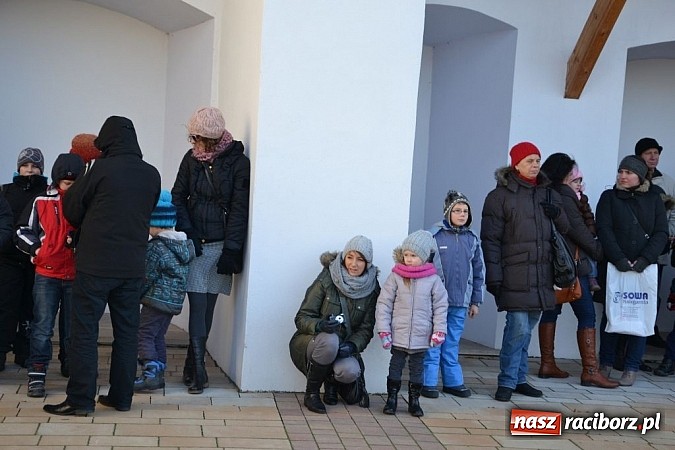 Zdjęcie w galerii na portalu naszraciborz.pl: Starodawnym zwyczajem św. Mikołaj wjechał konno na raciborski zamek wiadomości z regionu