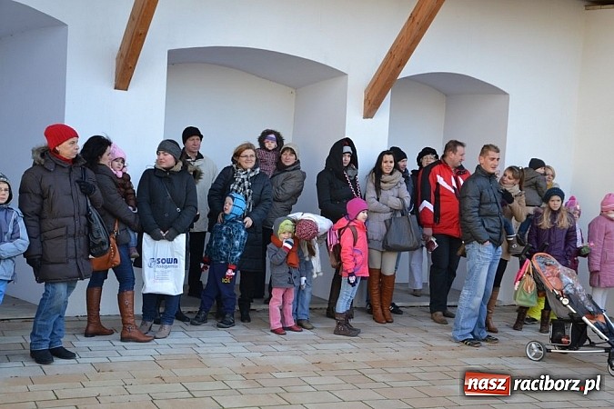 Zdjęcie w galerii na portalu naszraciborz.pl: Starodawnym zwyczajem św. Mikołaj wjechał konno na raciborski zamek wiadomości z regionu