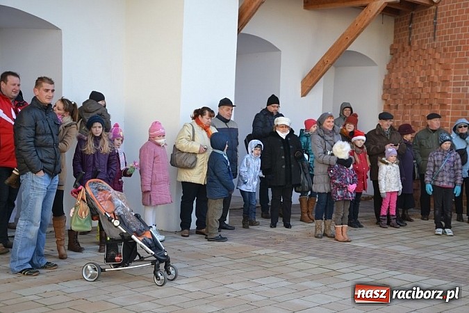 Zdjęcie w galerii na portalu naszraciborz.pl: Starodawnym zwyczajem św. Mikołaj wjechał konno na raciborski zamek wiadomości z regionu