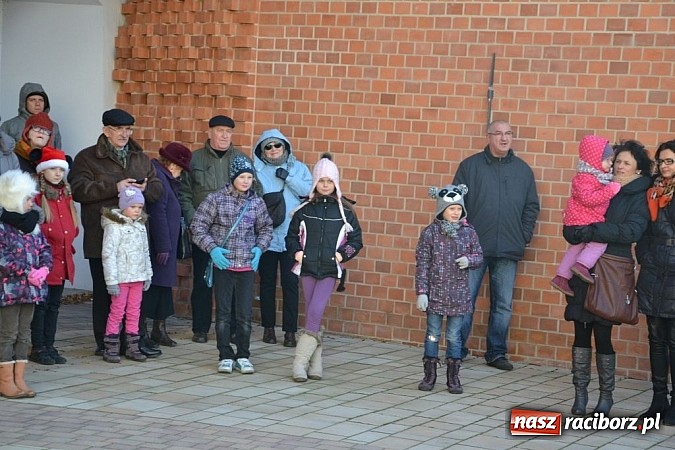 Zdjęcie w galerii na portalu naszraciborz.pl: Starodawnym zwyczajem św. Mikołaj wjechał konno na raciborski zamek wiadomości z regionu