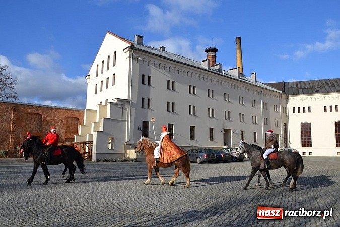 Zdjęcie w galerii na portalu naszraciborz.pl: Starodawnym zwyczajem św. Mikołaj wjechał konno na raciborski zamek wiadomości z regionu