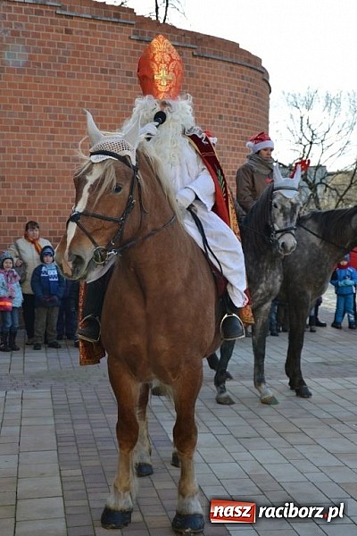 Zdjęcie w galerii na portalu naszraciborz.pl: Starodawnym zwyczajem św. Mikołaj wjechał konno na raciborski zamek wiadomości z regionu