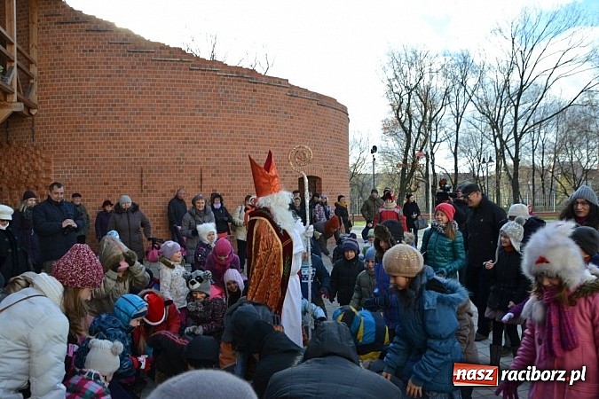 Zdjęcie w galerii na portalu naszraciborz.pl: Starodawnym zwyczajem św. Mikołaj wjechał konno na raciborski zamek wiadomości z regionu