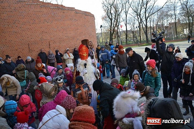 Zdjęcie w galerii na portalu naszraciborz.pl: Starodawnym zwyczajem św. Mikołaj wjechał konno na raciborski zamek wiadomości z regionu