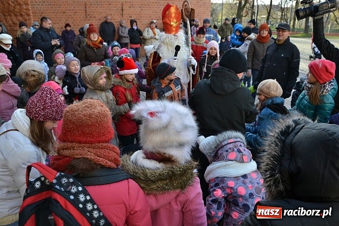 Zdjęcie w galerii na portalu naszraciborz.pl: Starodawnym zwyczajem św. Mikołaj wjechał konno na raciborski zamek wiadomości z regionu