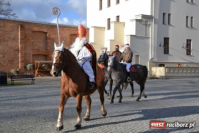 Zdjęcie w galerii na portalu naszraciborz.pl: Starodawnym zwyczajem św. Mikołaj wjechał konno na raciborski zamek wiadomości z regionu
