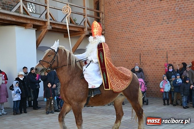 Zdjęcie w galerii na portalu naszraciborz.pl: Starodawnym zwyczajem św. Mikołaj wjechał konno na raciborski zamek wiadomości z regionu