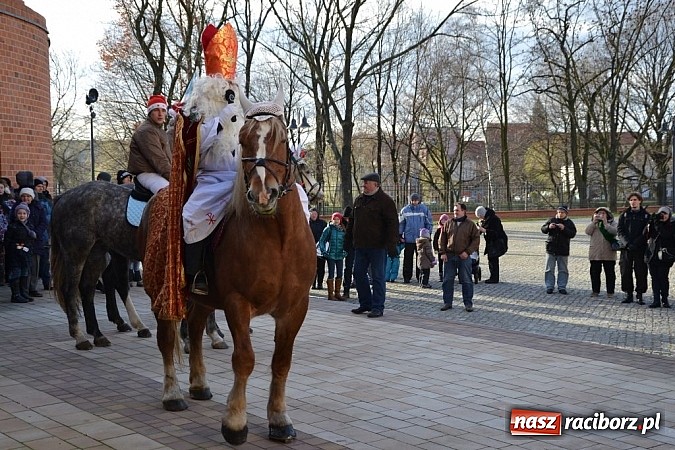 Zdjęcie w galerii na portalu naszraciborz.pl: Starodawnym zwyczajem św. Mikołaj wjechał konno na raciborski zamek wiadomości z regionu