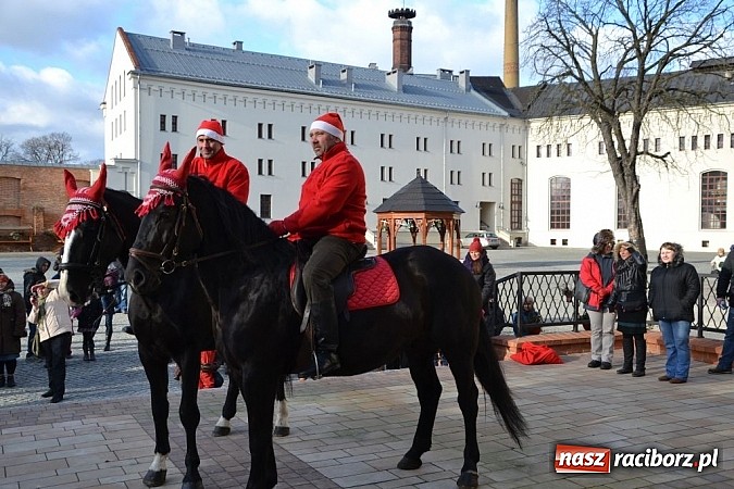 Zdjęcie w galerii na portalu naszraciborz.pl: Starodawnym zwyczajem św. Mikołaj wjechał konno na raciborski zamek wiadomości z regionu