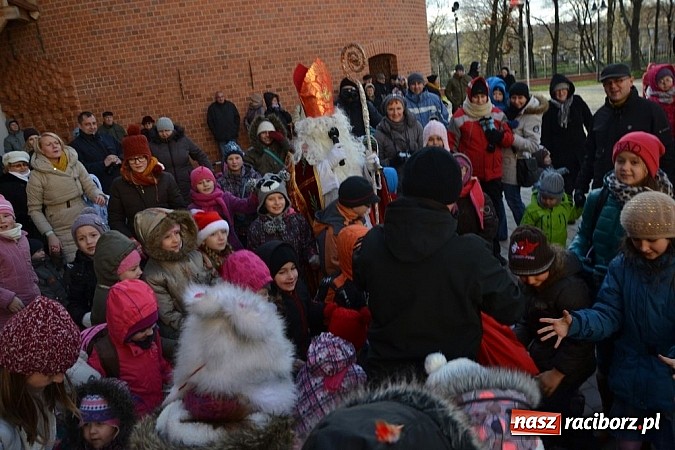 Zdjęcie w galerii na portalu naszraciborz.pl: Starodawnym zwyczajem św. Mikołaj wjechał konno na raciborski zamek wiadomości z regionu