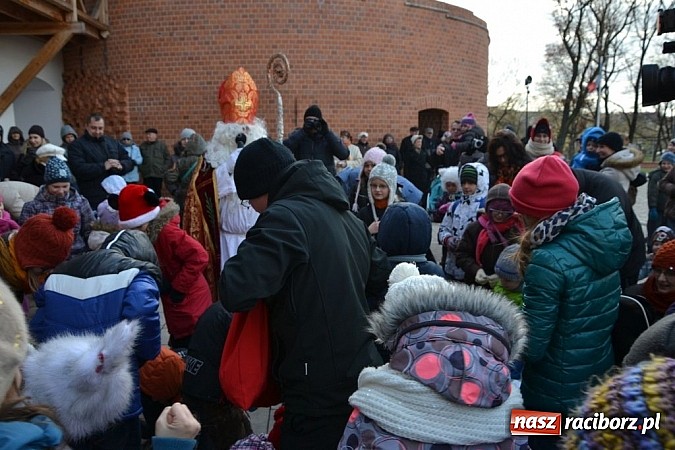 Zdjęcie w galerii na portalu naszraciborz.pl: Starodawnym zwyczajem św. Mikołaj wjechał konno na raciborski zamek wiadomości z regionu
