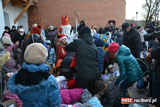 Zdjęcie w galerii na portalu naszraciborz.pl: Starodawnym zwyczajem św. Mikołaj wjechał konno na raciborski zamek wiadomości z regionu