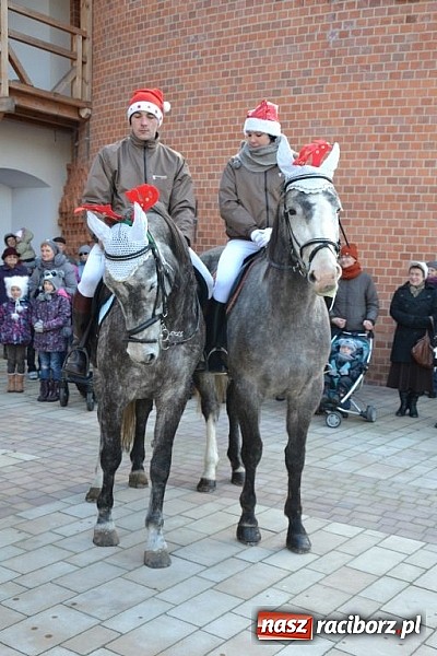 Zdjęcie w galerii na portalu naszraciborz.pl: Starodawnym zwyczajem św. Mikołaj wjechał konno na raciborski zamek wiadomości z regionu